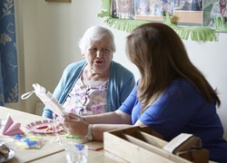 Wethouder Frits Alberts bedankt mantelzorgers in de Borger-Odoorn