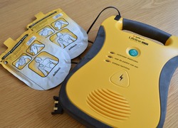 Roep om AED-vrijwilligers in Drenthe