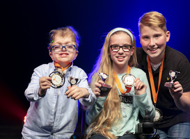 De drie NSGK kinderambassadeurs: (vlnr) Robin (10), Marie Claire (11) en Julian (12)